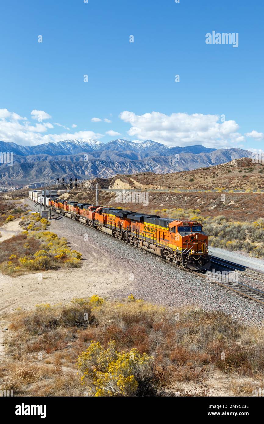 Los Angeles, Etats-Unis - 3 novembre 2022: Format de portrait de train de fret de BNSF à Cajon Pass près de Los Angeles, Etats-Unis. Banque D'Images