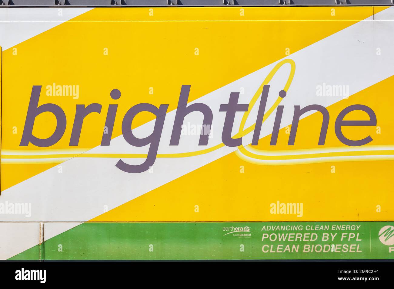 West Palm Beach, États-Unis - 14 novembre 2022 : logo Brightline sur un train ferroviaire privé inter-ville à la gare de West Palm Beach en Floride, Banque D'Images