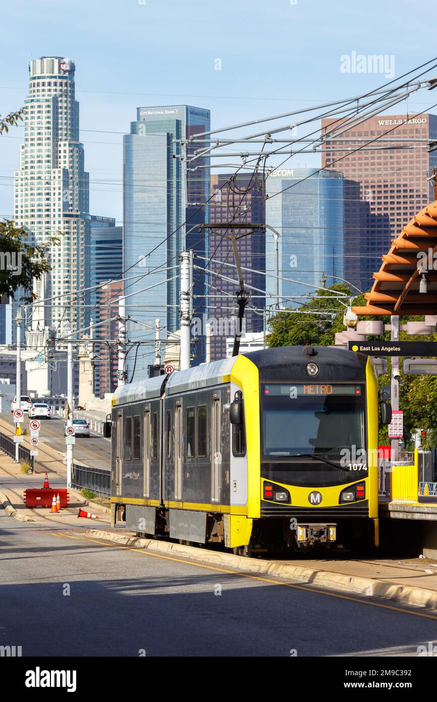 Los Angeles, ÉtatsUnis 4 novembre 2022 Métro ligne or train léger format de portrait de