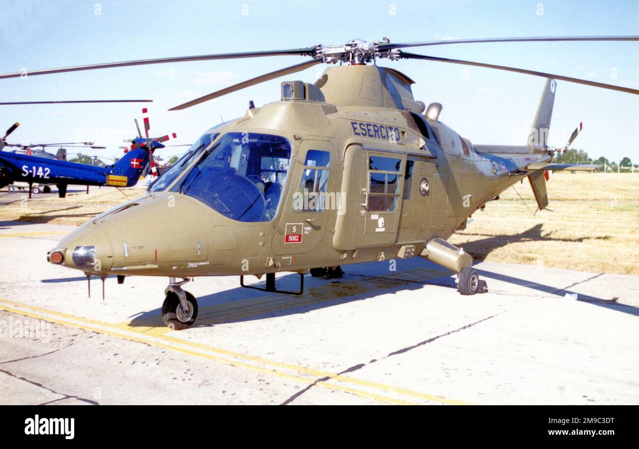 Aviazione dell'Esercito - Agusta A.109CM MM81250 - E.I.803 (msn 7403), du 49 Gruppo Squadroni AVES 'CAPRICORNO', au Royal International Air Tattoo - RAF Fairford 23 juillet 1995. (Aviazione dell'Esercito - AVES - Aviation militaire italienne) Banque D'Images