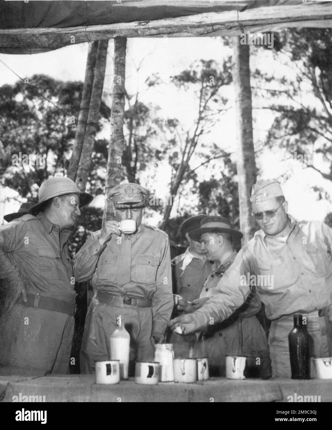 Le général Douglas MacArthur dégusté une tasse de thé en Nouvelle-Guinée le 23 novembre 1942, en compagnie du général sir Thomas Blamey, commandant des Forces terrestres australiennes. Banque D'Images