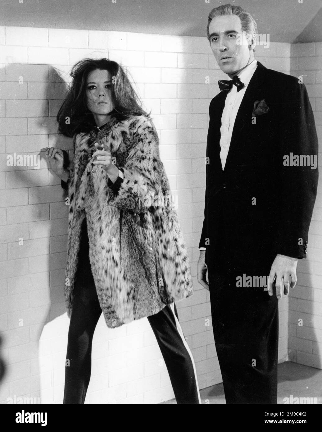 Emma Peel (interprétée par Diana Rigg) avec un protagoniste mâle dans la série télévisée 'The Avengers'. Banque D'Images