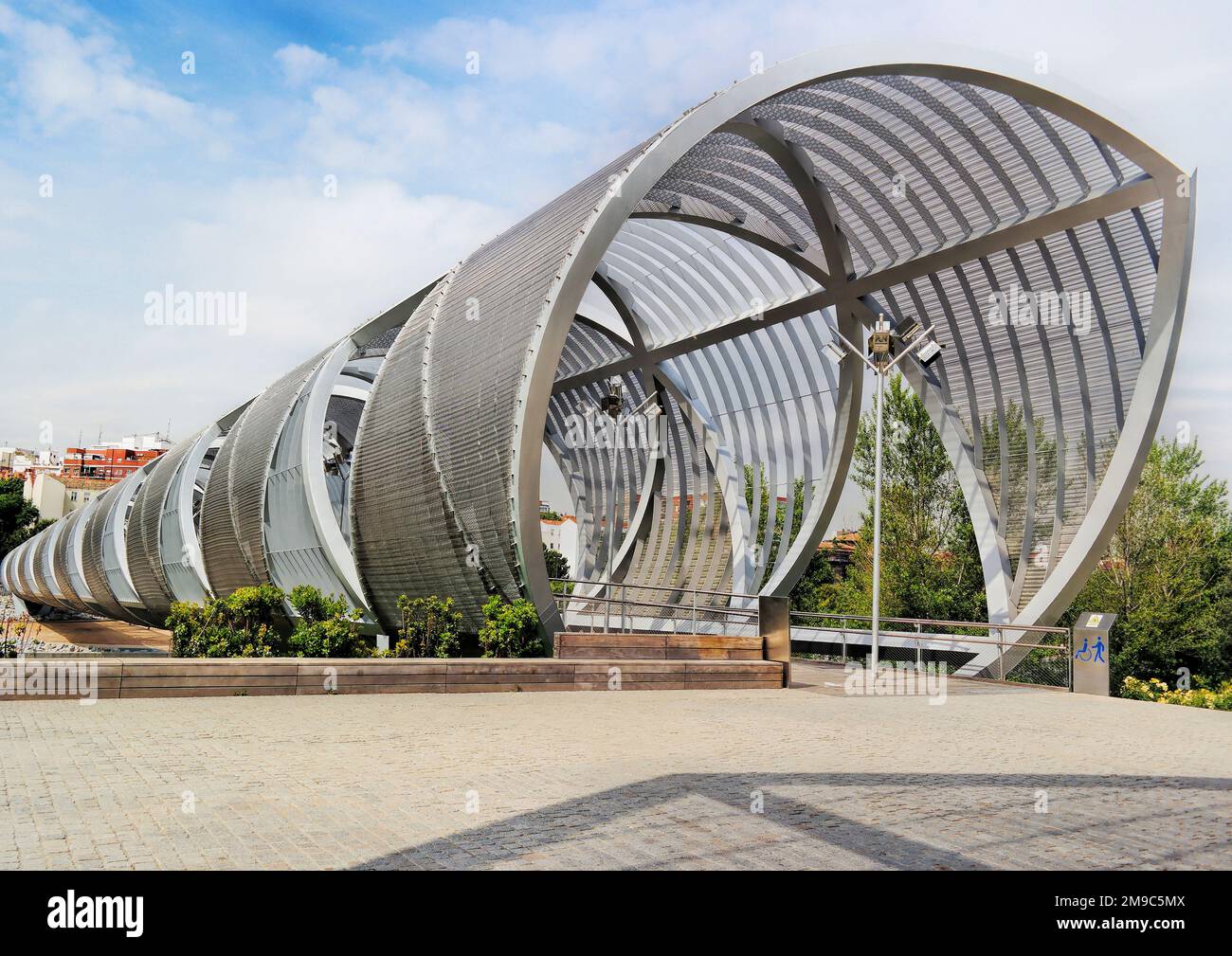 Madrid, Espagne, mai. 2018 : la passerelle Arganzuela. Situé dans le parc Rio de Madrid près de la plage de Madrid et de l'autre côté de la rivière Manzanares Banque D'Images