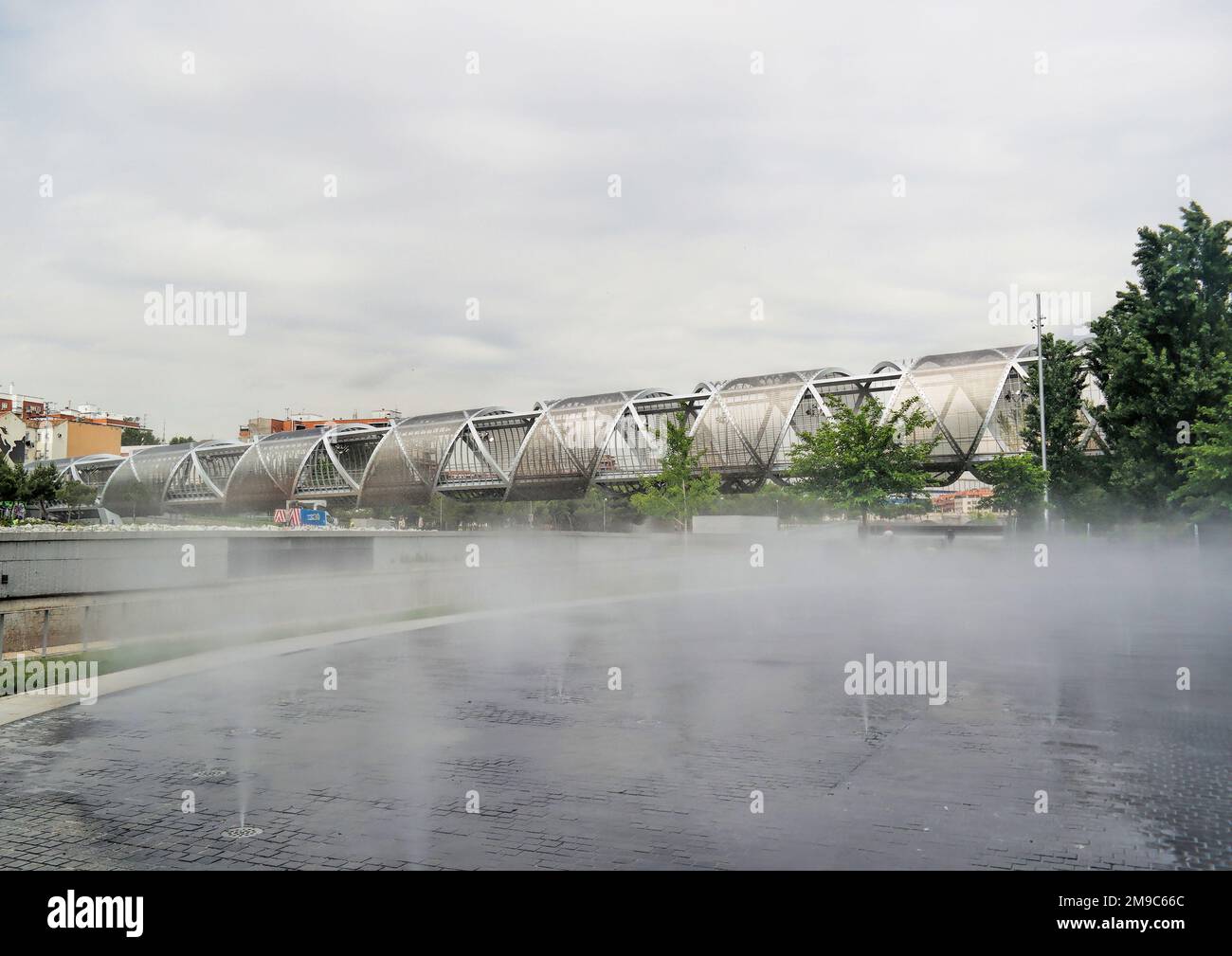 Madrid, Espagne, mai. 2018 : la passerelle Arganzuela. Situé dans le parc Rio de Madrid près de la plage de Madrid et de l'autre côté de la rivière Manzanares Banque D'Images