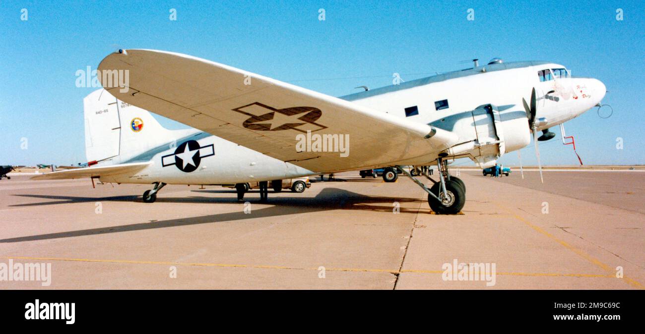 Douglas R4D-6 N151ZE (MSN 14963/26408, ex BuAer 50783, ex USAAF 43-49147), de la Confederate Air Force, à l'aéroport de Midland le 8-10 octobre 1992. Banque D'Images