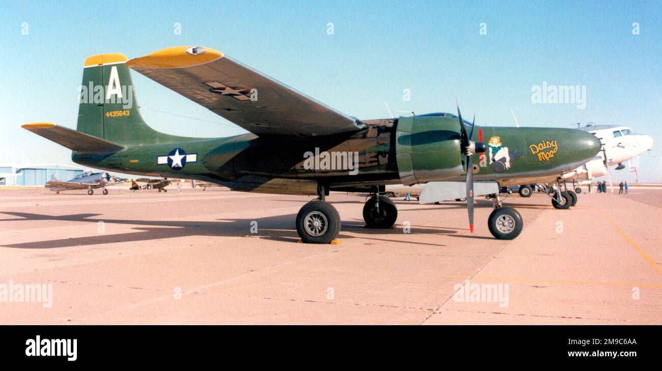 Douglas RB-26C Invader N226RW 'Daisy Mae' (MSN 28922, ex 44-35643, ex ADA F-UHJF), à l'aéroport de Midland le 8-10 octobre 1992. Banque D'Images