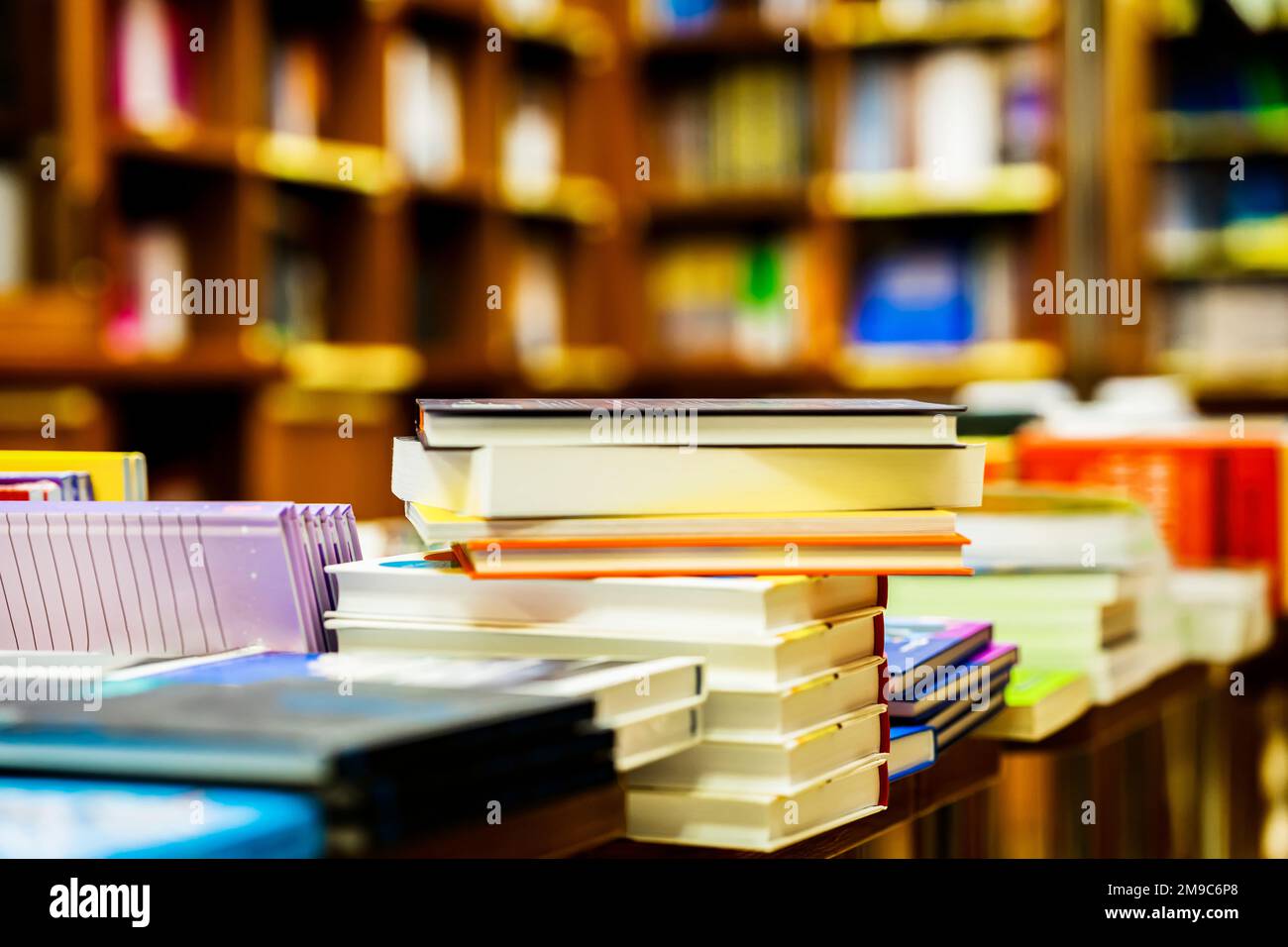 Librairie floue avec des livres sur des tables et des étagères. Éducation, école, étude, lecture fiction concept Banque D'Images