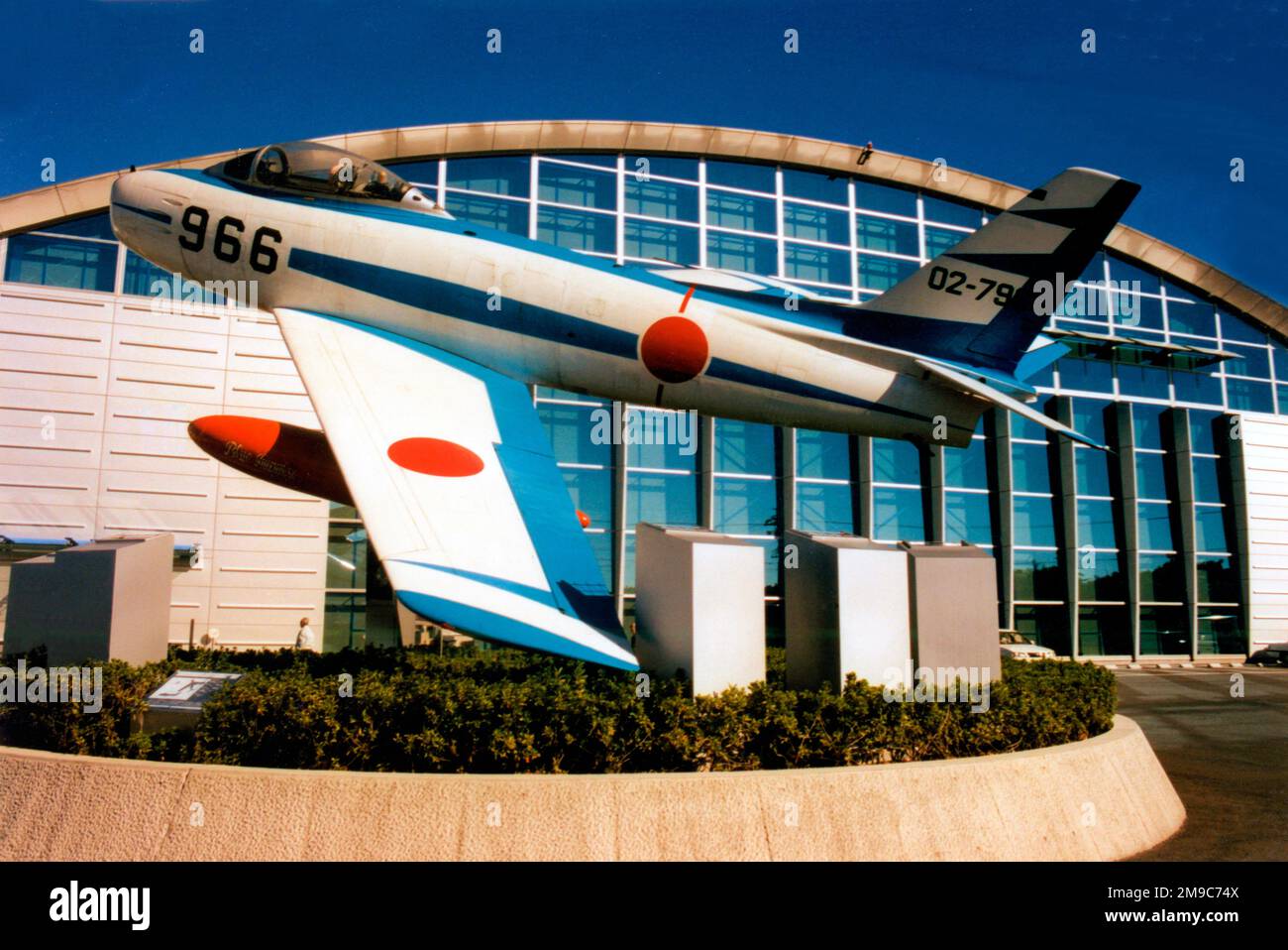 Amérique du Nord F-86F Sabre 02-7966 (msn 256-86), anciennement de l'équipe aérobie Blue Impulse, monté sur un pylône à l'extérieur du parc aérien et musée JASDF, base aérienne de Hamamatsu, préfecture de Shizuoka, au Japon. Banque D'Images