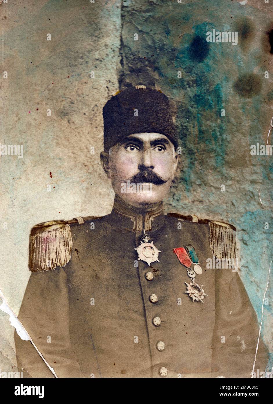 Un portrait photographique du commandant du 11th Kafkas Regiment (3rd peloton). L'armée islamique du Caucase (turque : Kafkas Islam Ordusu) était une unité militaire de l'Empire ottoman formée sur 10 juillet 1918. Le ministre ottoman de la guerre, Enver Pasha, a ordonné sa création et a joué un rôle majeur pendant la campagne du Caucase de la première Guerre mondiale Banque D'Images