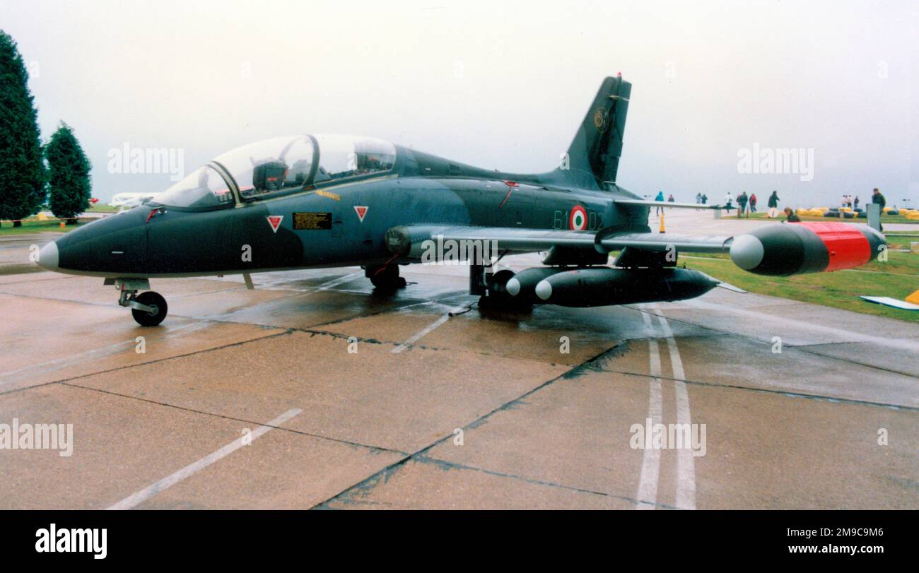 Aeronautica Militare - Aermacchi MB-339A MM54447 - 61-02 (msn 6606/013/AA009), à la fête des familles de la RAF Cottesmore, le 3 juillet 1992. (Aeronautica Militare - Aviation italienne) Banque D'Images