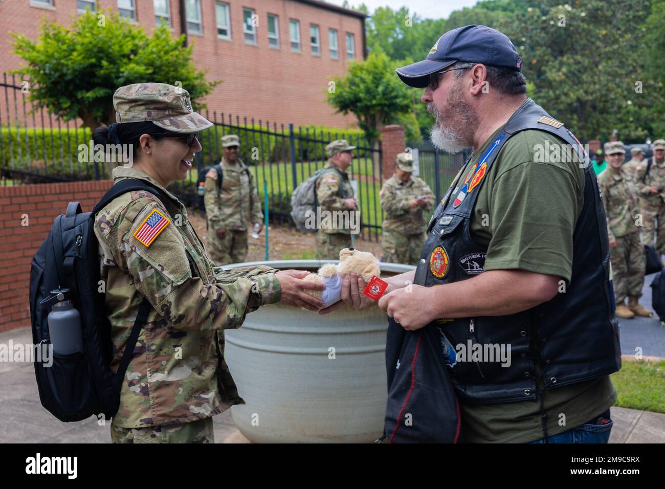 ÉTATS-UNIS Les soldats de l'armée affectés au 335th signal Command (Théâtre) partent pour un déploiement à l'étranger, 15 mai 2022. Ces soldats se dirigent à l'étranger dans le cadre d'un déploiement prévu de 9 mois aux États-Unis Zone d'opérations de la commande centrale (États-Unis Vidéo de la réserve de l'armée par SGT. Tarako Braswell) Banque D'Images