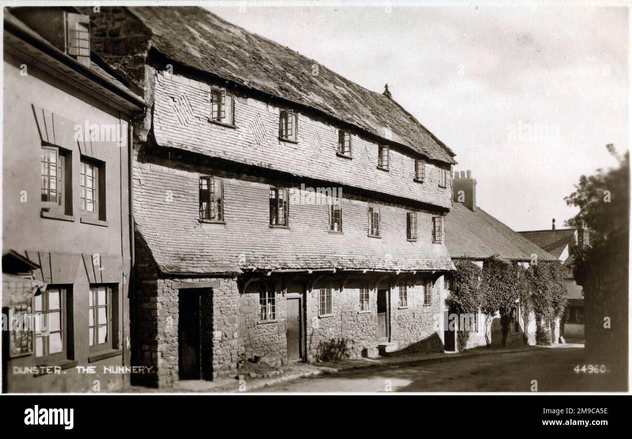 The Nunnery, Church Street, Dunster, Somerset. Une terrasse de trois maisons de trois étages, construite en pierre avec un toit en ardoise. Les premier et deuxième étages sont dotés de façades suspendues en ardoise avec des surplombs aux niveaux des planchers. Les poutres de toit du bâtiment ont été datées du milieu du 15th siècle. Banque D'Images