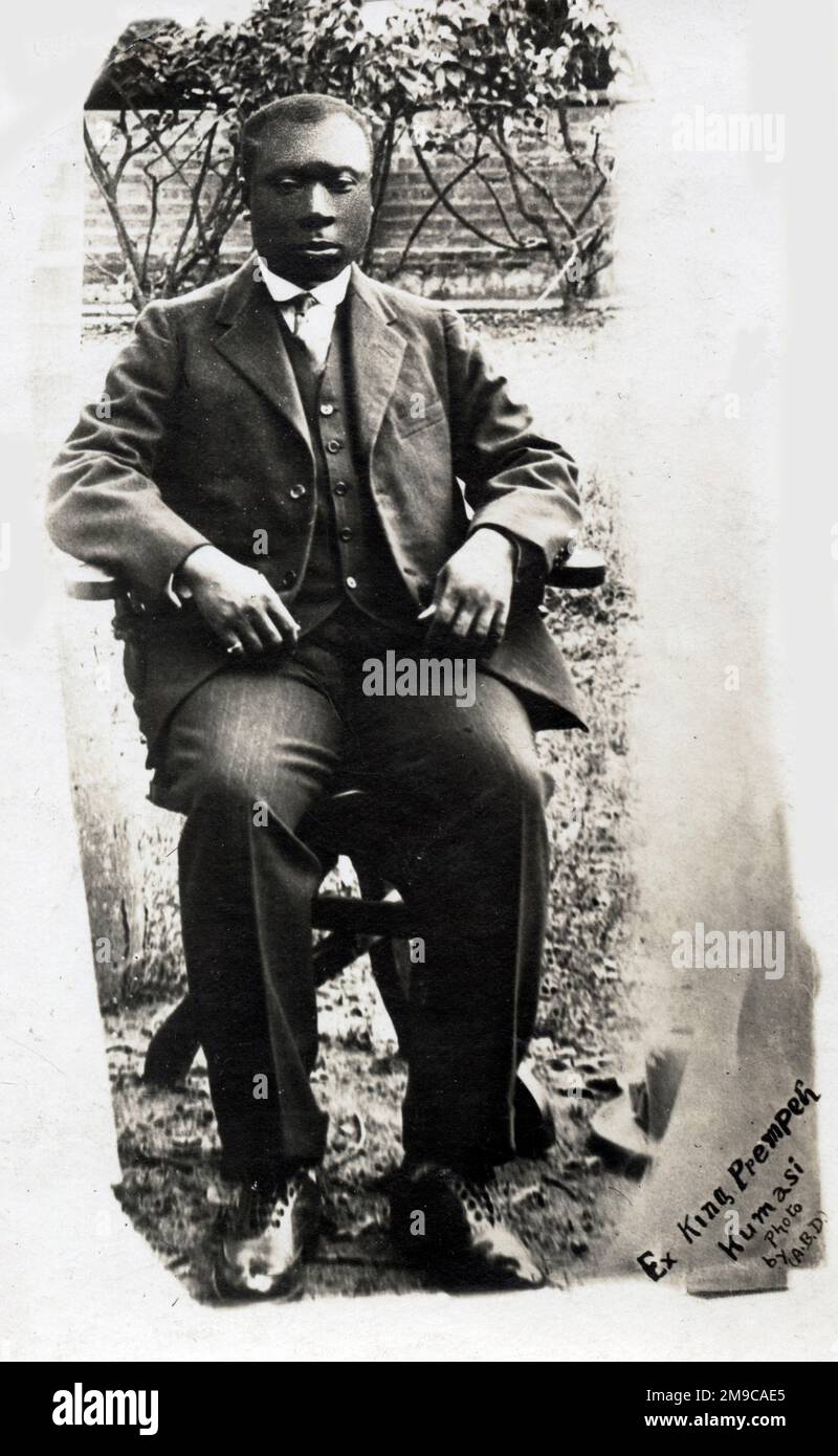 Roi Prempeh d'Ashanti. Prempeh I (Otumfuo Nana Prempeh I, 1870–1931) était le roi de 13th de l'État Asante du Royaume d'Ashanti et de la dynastie Asante Oyoko Abohyen régnant de 1888 jusqu'à sa mort en 1931, et livrait une guerre Ashanti contre la Grande-Bretagne en 1893. En décembre 1895, les Britanniques ont quitté Cape Coast avec une force expéditionnaire. Il est arrivé à Kumasi en janvier 1896 sous le commandement de Robert Baden-Powell. Les Asantehene ont ordonné aux Ashanti de ne pas résister, car il craignait un génocide. La Grande-Bretagne a annexé les territoires de l'Ashanti et du Fanti. Asantehene Agyeman Prempeh était de Banque D'Images