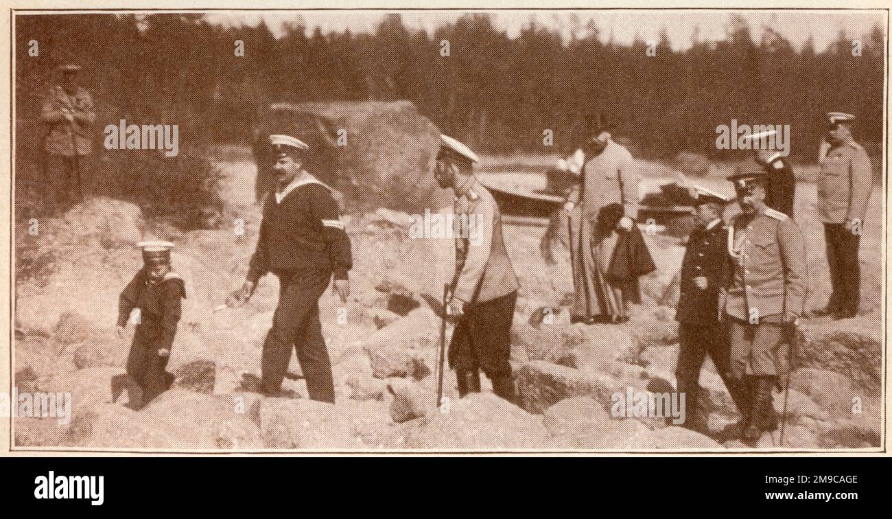 Russie - le tsar Nicholas II et son fils (Tsarevitch Alexei Nikolaevitch) marchant sur les rives des Fjords, en Finlande. Banque D'Images