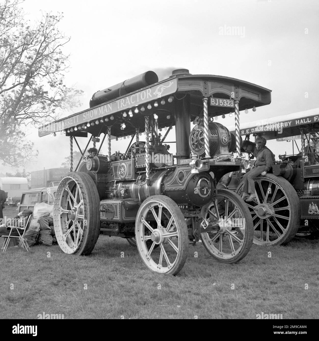 Garrett showman's Tractor 33818, « Enterprise » lors d'un rallye à vapeur le 30 mai 1971. Fabricant : Richard Garrett et ses fils, à Leiston, Suffolk - Type : tracteur de showman - Numéro : 33818 - Construit : 1920 - enregistrement : BJ 5323 - cylindres : composé - PSN : 4 - Nom : entreprise Banque D'Images