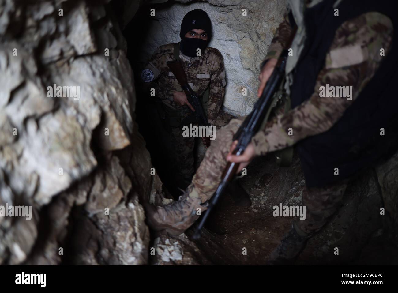 Latakia, Syrie. 17th janvier 2023. Les combattants de l'opposition syrienne armée se trouvent dans un tunnel souterrain sur les lignes de front de contact avec les zones contrôlées par le régime syrien dans la campagne du gouvernorat de Latakia. Credit: Aras Alkharboutli/dpa/Alamy Live News Banque D'Images