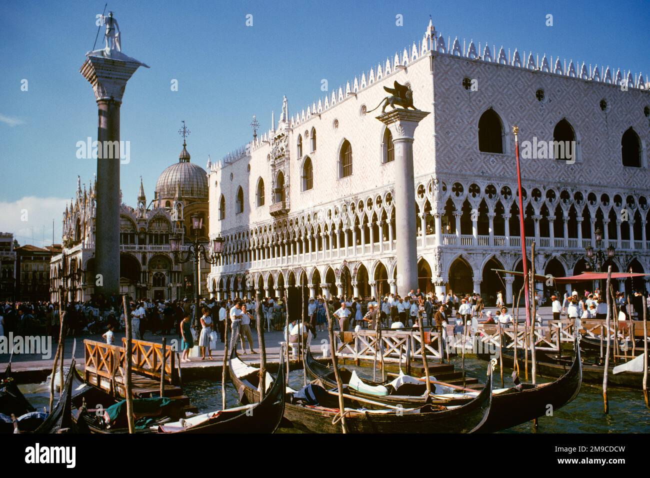 1970S GONDOLES À L'ENTRÉE DE ST. MARQUES CARRÉ PAR LES COLONNES DU PALAIS DES DOGES DE VENISE ITALIE DE SAINT MARK ET SAINT TODARO - KR23777 SPE001 HARS ST. ÉDIFICE VÉNITIEN GOTHIQUE MARQUE DE DOGE BASILIQUE LES GONDOLES MARQUENT L'ANCIENNE PIAZZA SAN MARCO VENETO VENEZIA Banque D'Images