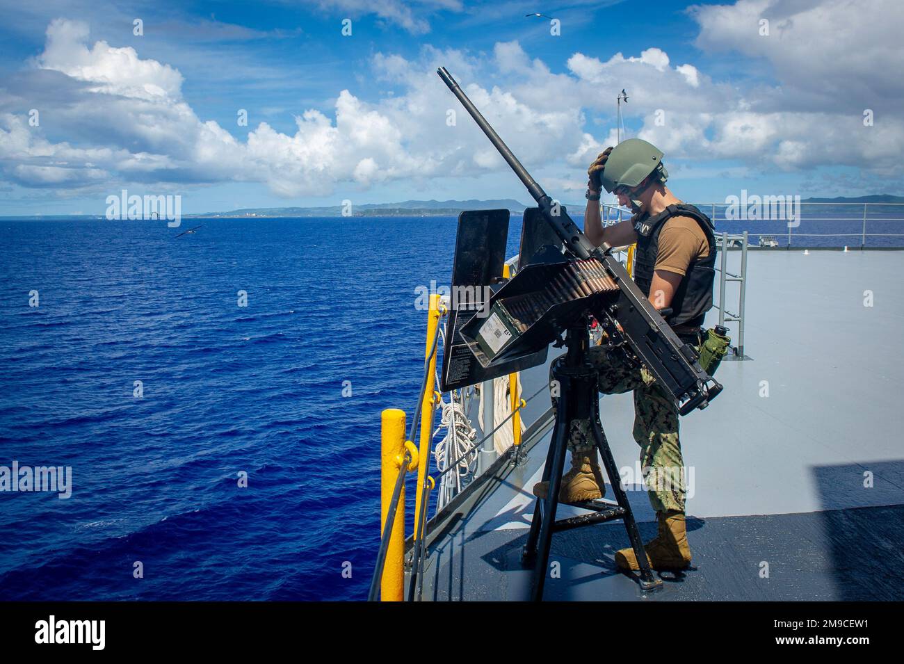 APRA HARBOUR, Guam (16 mai 2022) - Nathanial Winters, Matelot de 1re classe de Gunner, originaire du Pérou, Indiana, est un mitrailleur M2A1 de calibre .50 à bord de l'émory S. l'officier sous-marin de classe terrestre USS Frank Cable (AS 40), alors que le navire transite à Guam, 16 mai 2022. Frank Cable est revenu d'une patrouille qui effectue l'entretien et la logistique expéditionnaires à l'appui de la sécurité nationale dans la zone d'opérations de la flotte américaine 7th. Banque D'Images