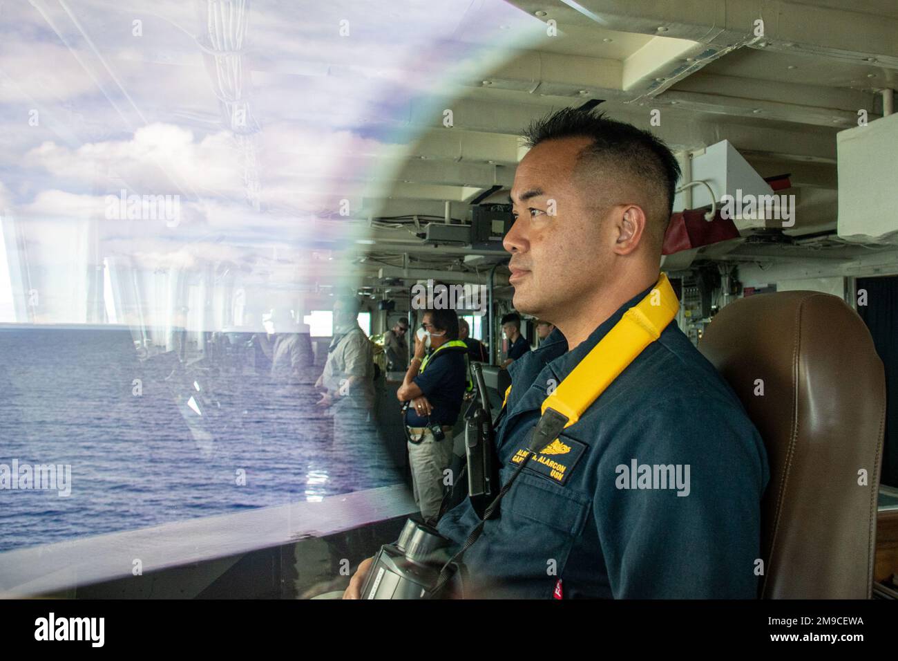 Port de l'APRA, Guam (16 mai 2022) – le capitaine Albert Alarcon, commandant du sous-marin de classe terrestre Emory S. USS Frank Cable (AS 40), supervise les opérations des ponts alors que le navire se prépare à entrer dans le port d'Apra, à Guam (16 mai 2022). Frank Cable est revenu d'une patrouille qui effectue l'entretien et la logistique expéditionnaires à l'appui de la sécurité nationale dans la zone d'opérations de la flotte américaine 7th. Banque D'Images