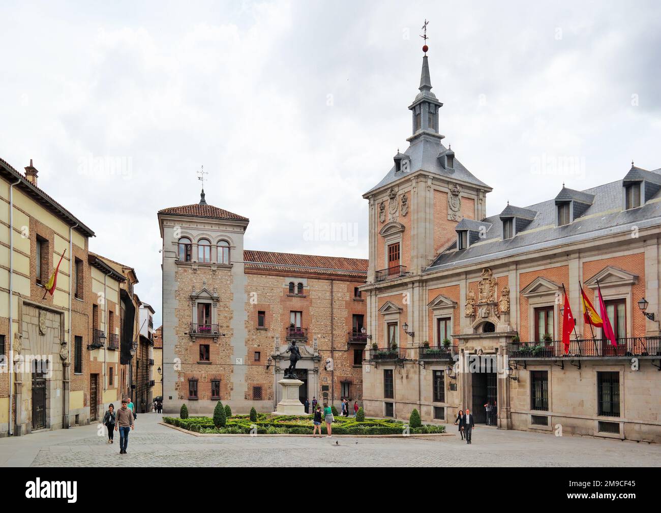 Madrid, Espagne - Mai 2018: Casa de la Villa sur la place de la Villa (Plaza de la Villa) l'Hôtel de ville de Madrid avec des promenades touristiques le jour du printemps Banque D'Images