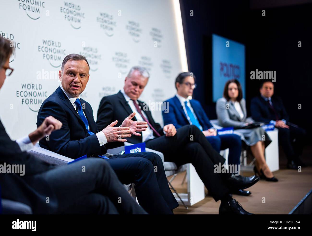 Davos, Suisse. 17th janvier 2023. ( De gauche à droite) Président polonais Andrzej Duda, Président lituanien Gitanas Nauseda, Président de la Macédoine du Nord Stavo Pendarovski, Svetlana Tikhanovskaya, chef de l'opposition bélarussienne, et José Manuel Albares Bueno, ministre espagnol des Affaires étrangères, assistent à une séance au centre des congrès lors de la réunion annuelle du Forum économique mondial (FEM) à Davos, sur 17 janvier 2023. Photo par Forum économique mondial/ Ciaran Mc Crickard/UPI crédit: UPI/Alay Live News Banque D'Images