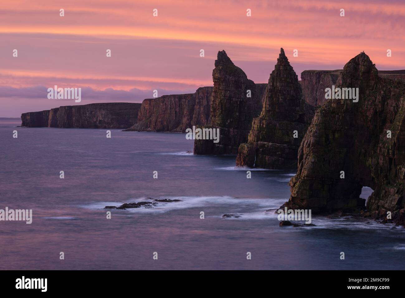 Lever de soleil coloré au-dessus des piles de Duncansby, tête de Duncansby, Écosse Banque D'Images
