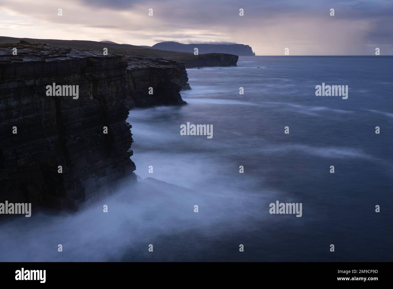 Longue exposition des falaises en mer d'Yesnaby, Orkney Islands, Écosse Banque D'Images
