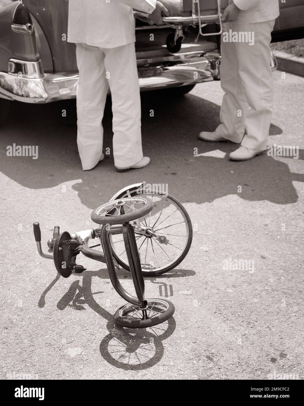 1950S LE PERSONNEL D'URGENCE MET L'ENFANT EN AMBULANCE UN TRICYCLE TORDU EN RUINE DANS LA RUE UN ACCIDENT DE LA ROUTE TRAGIQUE - M3402 HAR001 HARS TRISTESSE VÉLOS EMT SOINS DE SANTÉ CATASTROPHE TRICYCLE GRAND ANGLE EXCITATION ACCIDENTELLE SOINS DE SANTÉ MÉTIERS TORSADÉS TRAITEMENT ACCIDENTS CONCEPTUELS MAL-ACCIDENT CATASTROPHE LA COOPÉRATION DE L'EMTS S'EST EFFONDRÉE JUVÉNILES D'ADULTE MOYEN-ADULTE HOMME MOYEN-ADULTE MISFORTUNE PERSONNEL TRAGIQUE TRIKE NOIR ET BLANC HAR001 À L'ANCIENNE Banque D'Images