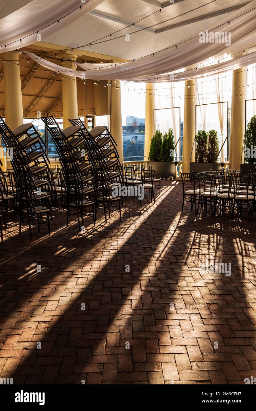 La lumière du soleil coulent à travers des chaises d'événement empilées; Fairmount Water Works; Philadelphie; Pennsylvanie; États-Unis Banque D'Images