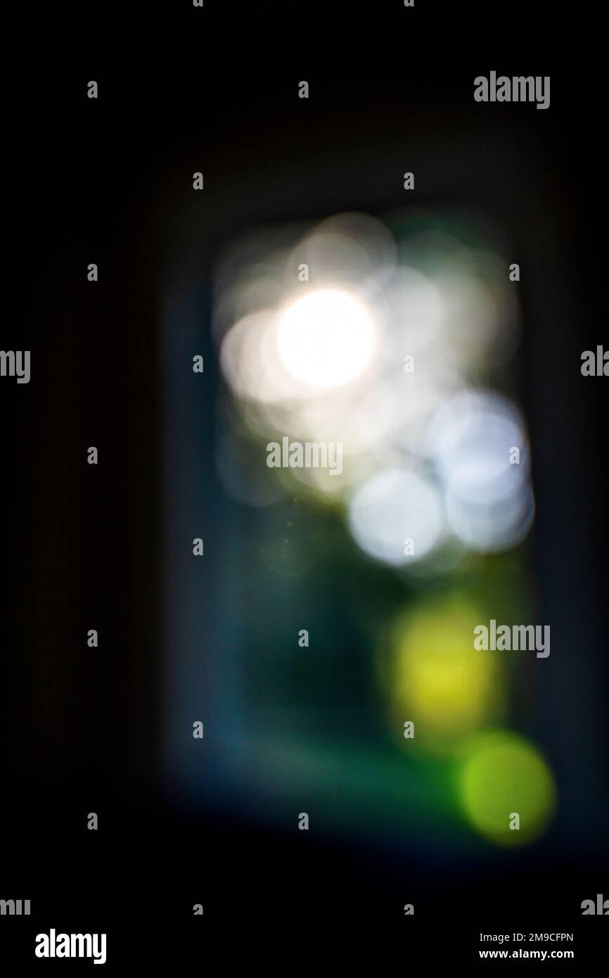 Lumière du soleil floue bokeh à travers la fenêtre en été Banque D'Images