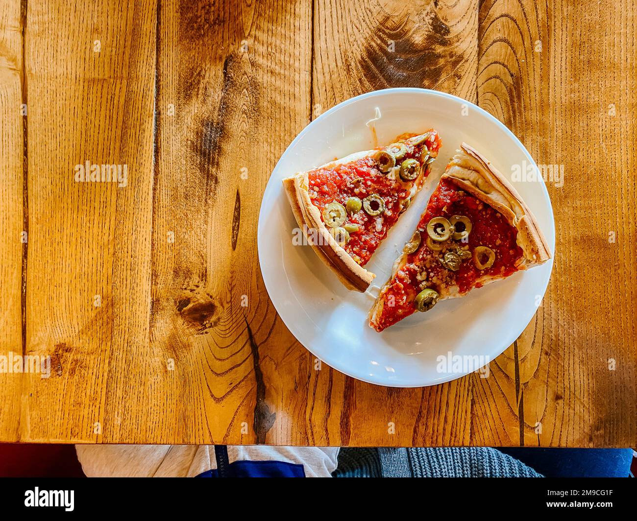 Pizza épaisse avec olives vertes sur table en bois Banque D'Images