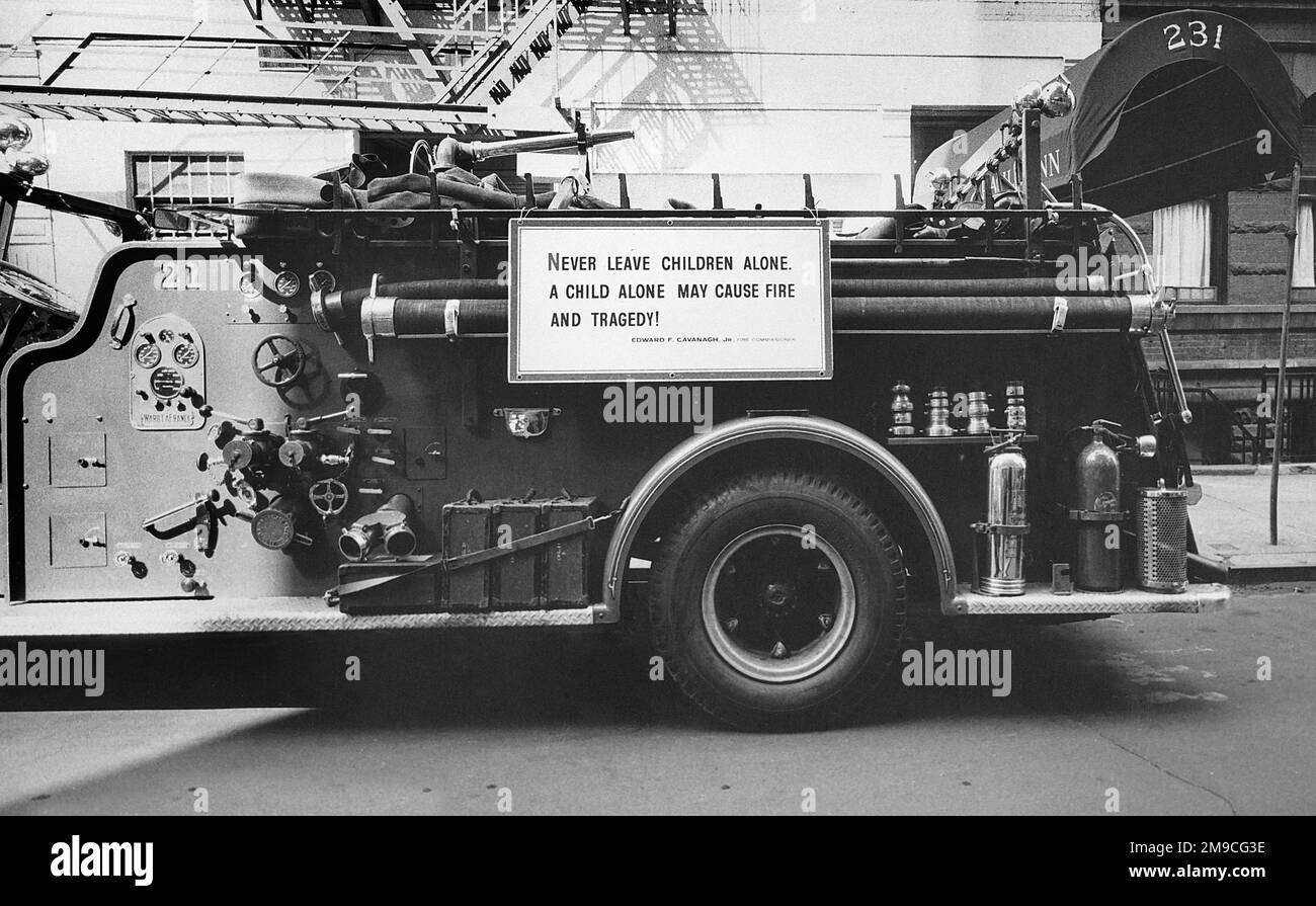 Vue latérale d'un camion d'incendie avec panneau, « ne laissez jamais les enfants seuls. Un enfant seul peut causer le feu et la tragédie", New York, New York, USA, Angelo Rizzuto, Collection Anthony Angel, avril 1959 Banque D'Images
