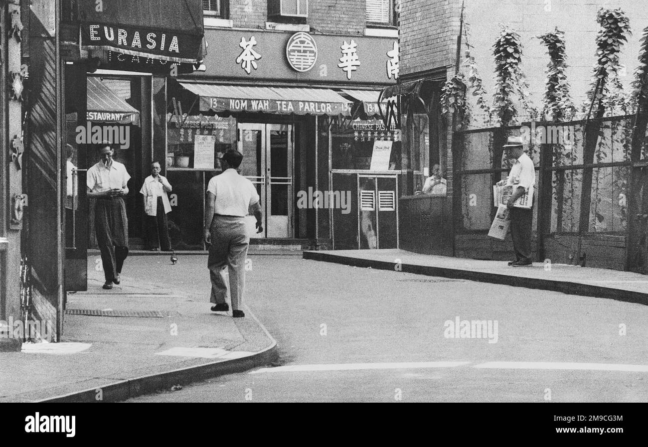 Chinatown Street Scene, Nom Wah Tea Parlor, Doyers Street, New York City, New York, Etats-Unis, Angelo Rizzuto, Collection Anthony Angel, août 1955 Banque D'Images