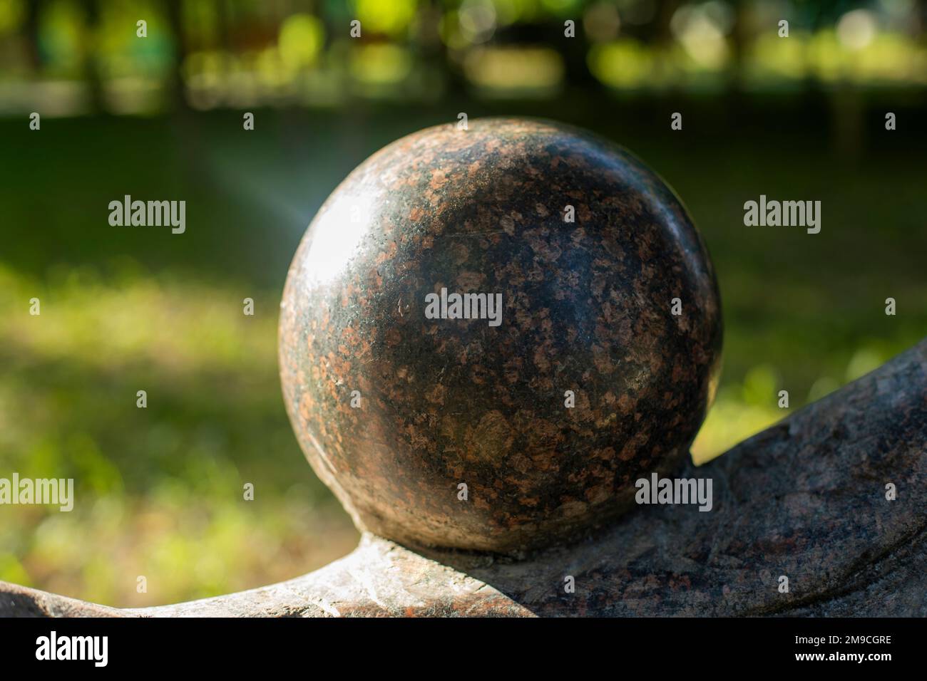 Boule de granit. Balle de sculpture. Détails de l'art de sculpture en pierre Banque D'Images