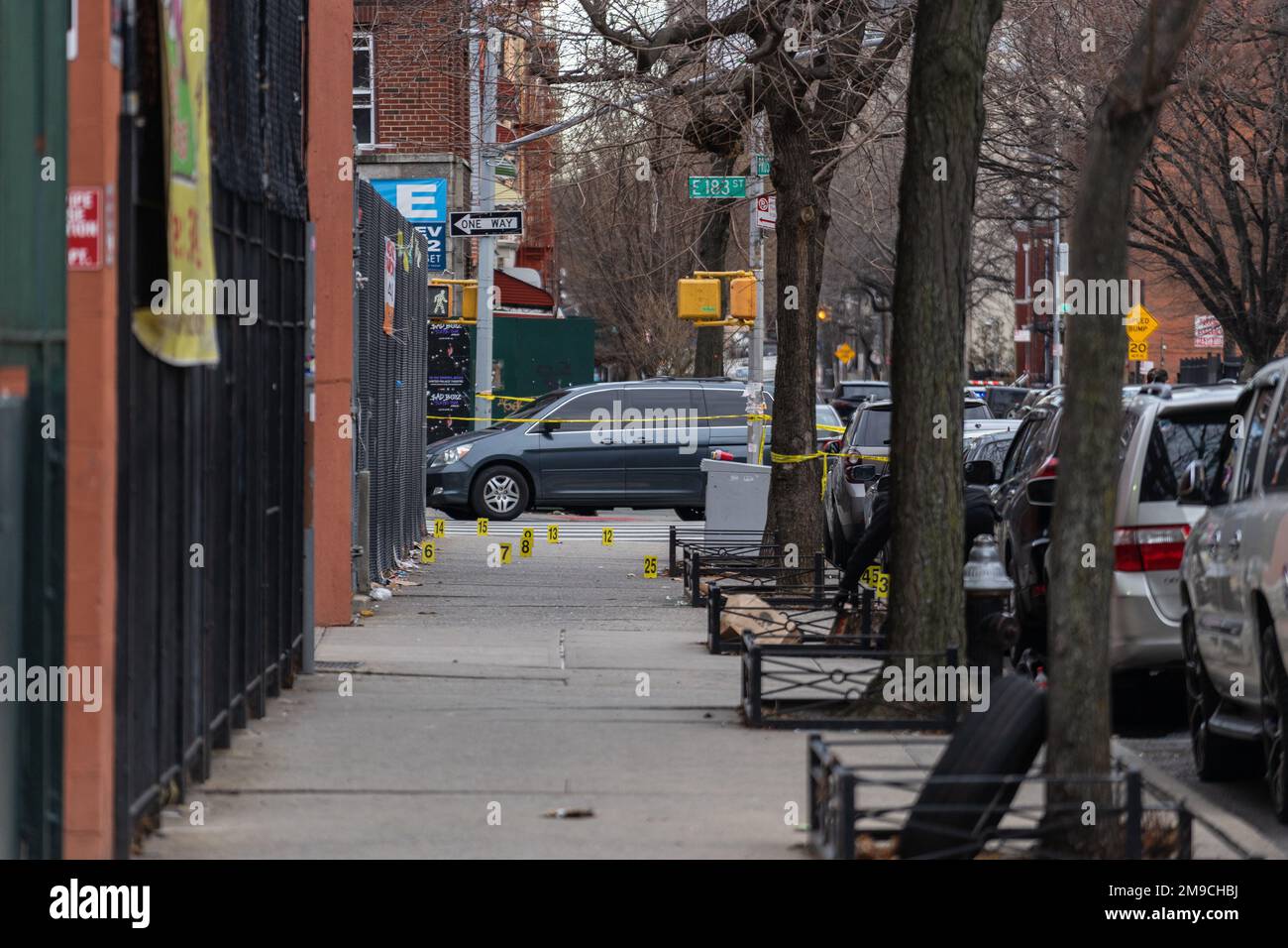 Bronx, New York, États-Unis. 17th janvier 2023. Des enquêteurs de l'unité de scène de crime enquêtent sur la scène où j'ai abattu un policier de l'enceinte de 48th dans le Bronx. Les officiers s'approchaient de l'angle de 183rd Street et de l'avenue Prospect dans leur véhicule de patrouille non marqué qui tentait d'engager deux mâles lorsqu'ils ont été mis à feu. Un agent a été frappé dans le bras et emmené à St. Hôpital Barnabas. Un homme de 16 ans a été placé en garde à vue et une arme à feu a été récupérée sur les lieux. (Credit image: © Steve Sanchez/Pacific Press via ZUMA Press Wire) USAGE ÉDITORIAL SEULEMENT! Non destiné à la communication Banque D'Images