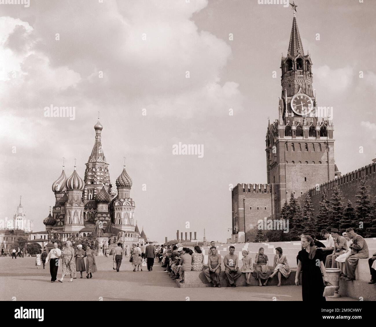 1960S CÔTÉ SUD DE LA PLACE ROUGE DE MOSCOU AVEC CATHÉDRALE ST BASIL ET PORTE SPASKY AVEC ENTRÉE PRINCIPALE DE LA TOUR DE L'HORLOGE KREMLIN - R6885 HAR001 HARS GATE TOWER STRUCTURE PIÉTONNE ST AVENTURE ET EXTÉRIEUR BAS ANGLE MOSCOU PUISSANTE CATHÉDRALE POLITIQUE ORIGINALE CONCEPT KREMLIN ORTHODOXE INHABITUELLE DÉTAIL ARCHITECTURAL SYMBOLIQUE CRÉATIVITÉ RUSSE UNIQUE BASILIC NOIR ET BLANC TOUR DE L'HORLOGE HAR001 VIEIL OIGNON DÔMES URSS Banque D'Images