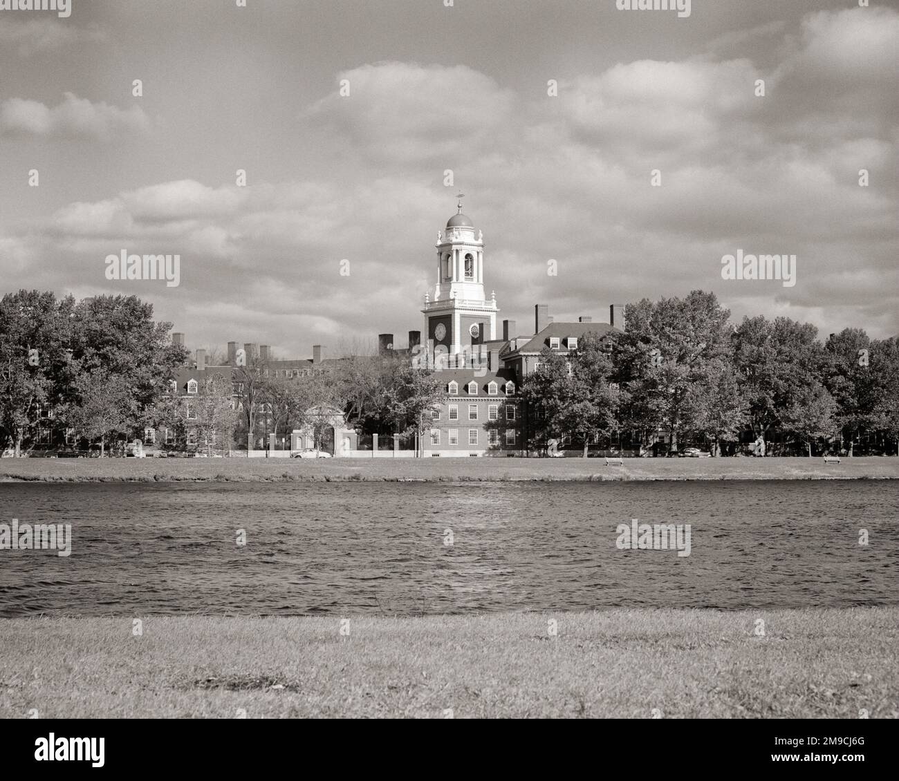 1950S VUE DE LA MAISON ELLIOT SUR LE CAMPUS DE L'UNIVERSITÉ HARVARD DEPUIS CHARLES RIVER CAMBRIDGE MASSACHUSETTS USA - S3832 HAR001 HARS CAMBRIDGE CHARLES RÉSIDENCES PREMIER CYCLE NOIR ET BLANC HAR001 À L'ANCIENNE Banque D'Images