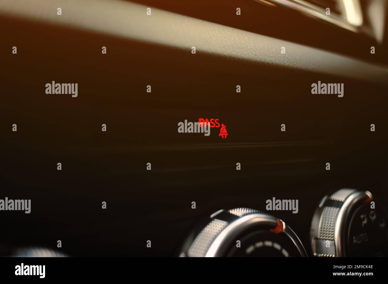 Signal d'avertissement de témoin de ceinture de sécurité. Intérieur de la voiture Banque D'Images