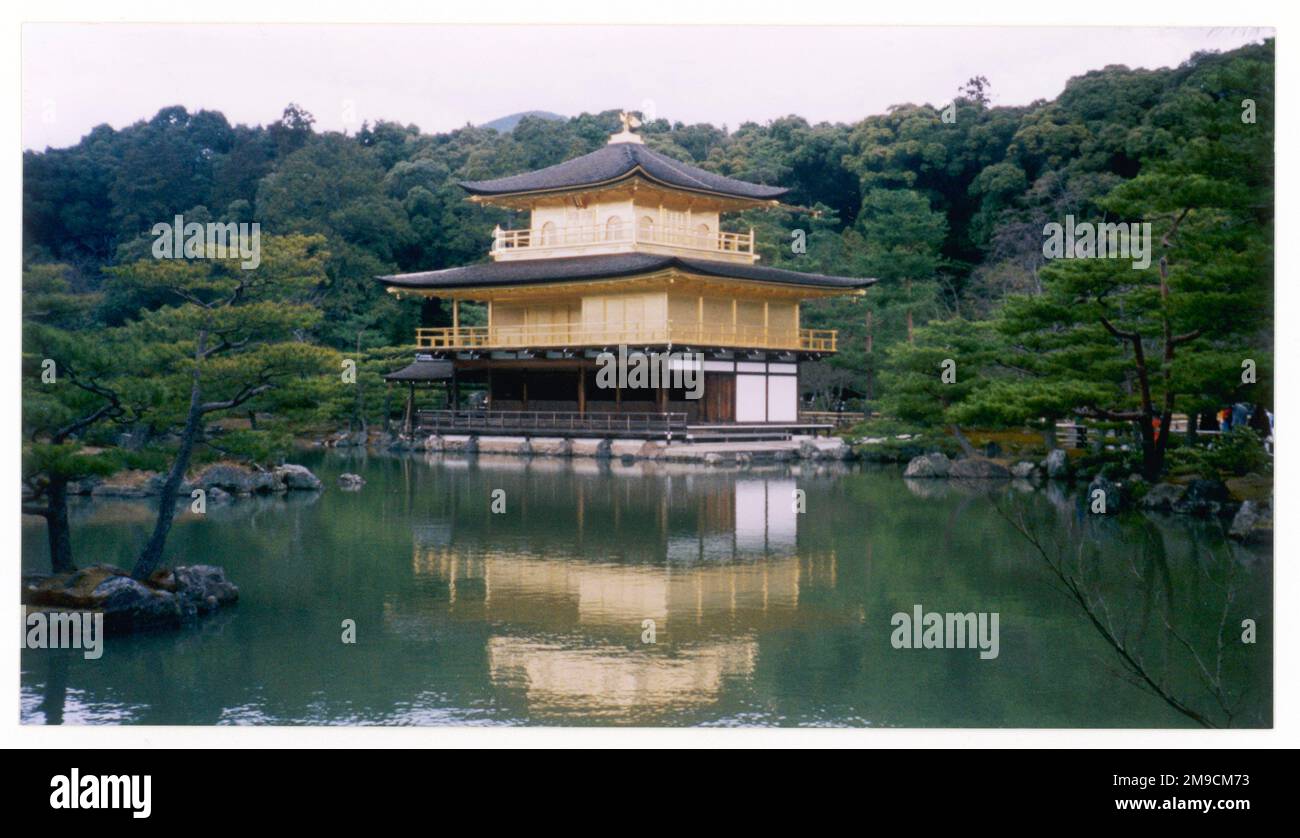Le Temple d'Or de Kyoto (Kinkaku-Ji), situé au milieu d'une petite île dans les collines. Banque D'Images
