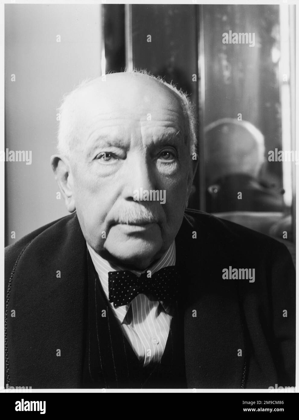 RICHARD STRAUSS compositeur allemand dans la vieillesse, avec un miroir en arrière-plan Banque D'Images