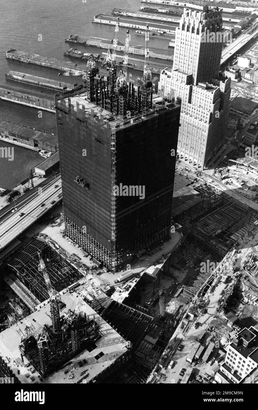 La construction de la première des tours jumelles du World Trade Center, qui a pris 7 ans à construire et a été détruite par des terroristes le 11 septembre 2001. Banque D'Images