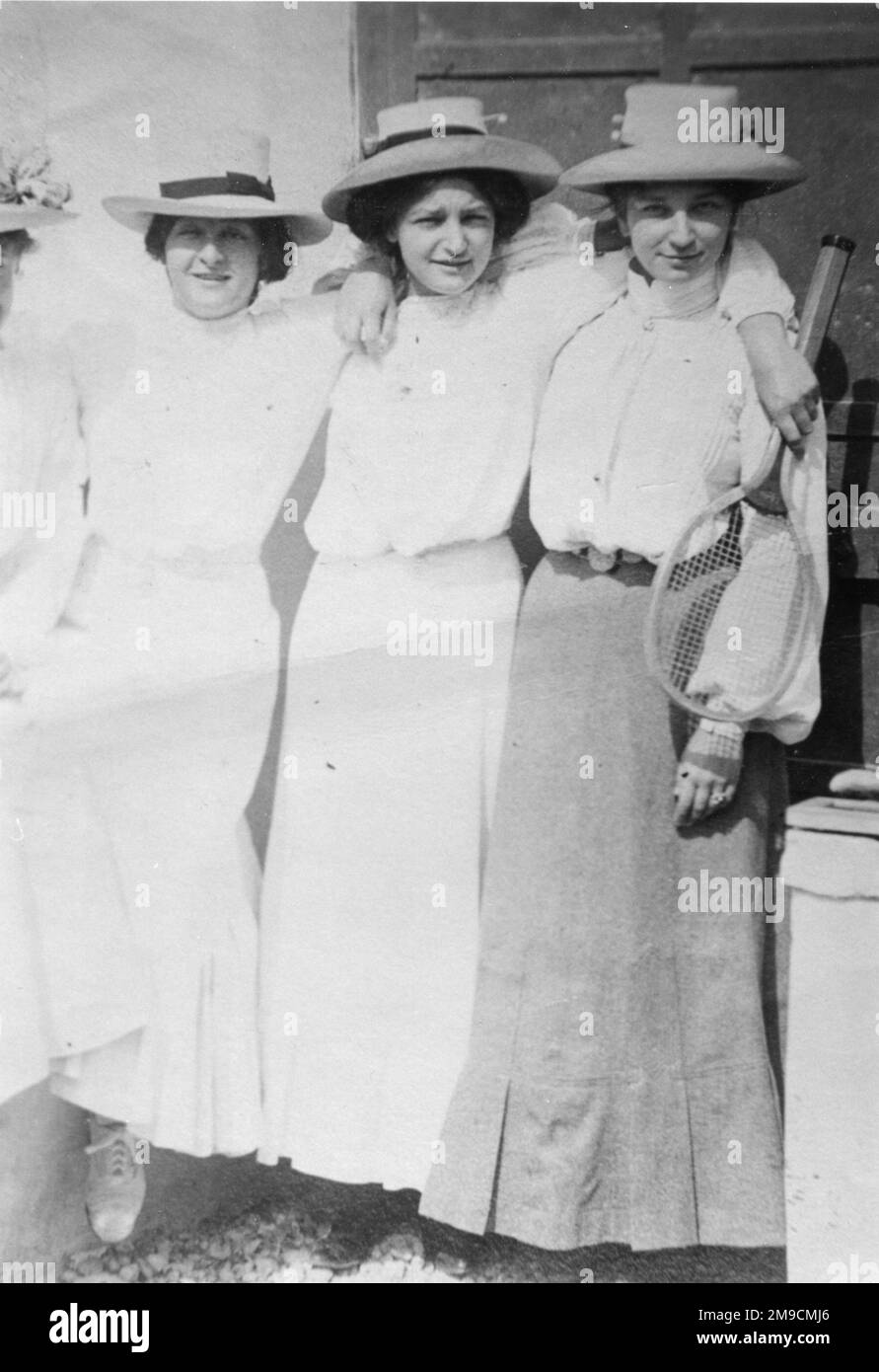 Trois dames avant une partie de tennis Banque D'Images