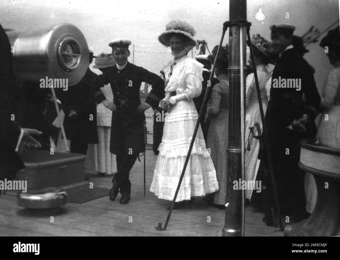 Une élégante dame à bord d'un bateau naval Banque D'Images