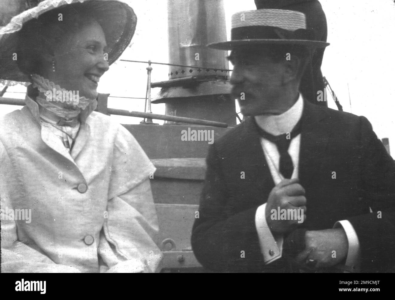 Amis à Naval docks, Southsea, Angleterre Banque D'Images