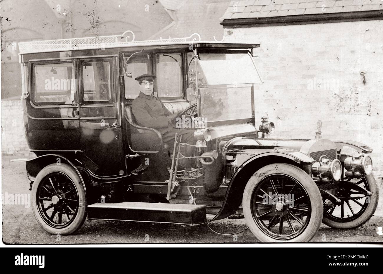 Un chauffeur est assis dans le siège de conduite de l'une des premières voitures Austin construites qui avait un moteur à 4 cylindres (séparé), à deux cames côté soupape, de 25/30 H.P. Banque D'Images
