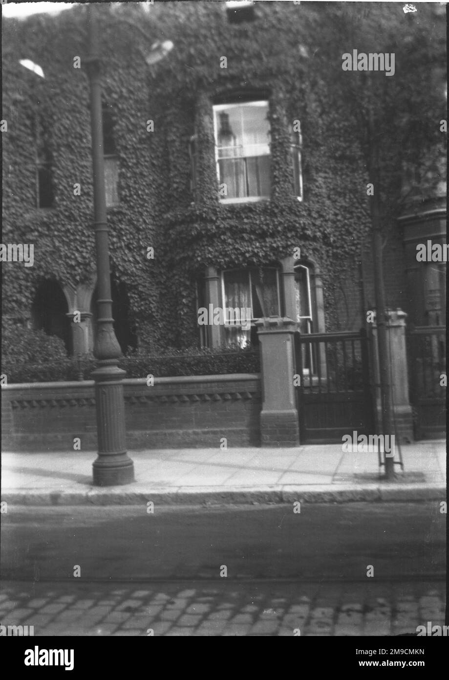 L'extérieur d'une maison victorienne à Southsea, Angleterre. La maison est couverte de lierre. Banque D'Images