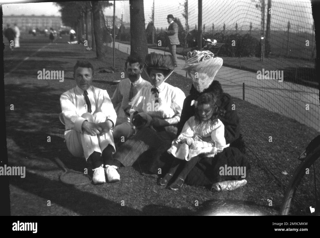 Une famille assise sur l'herbe à Southsea, en Angleterre. Banque D'Images