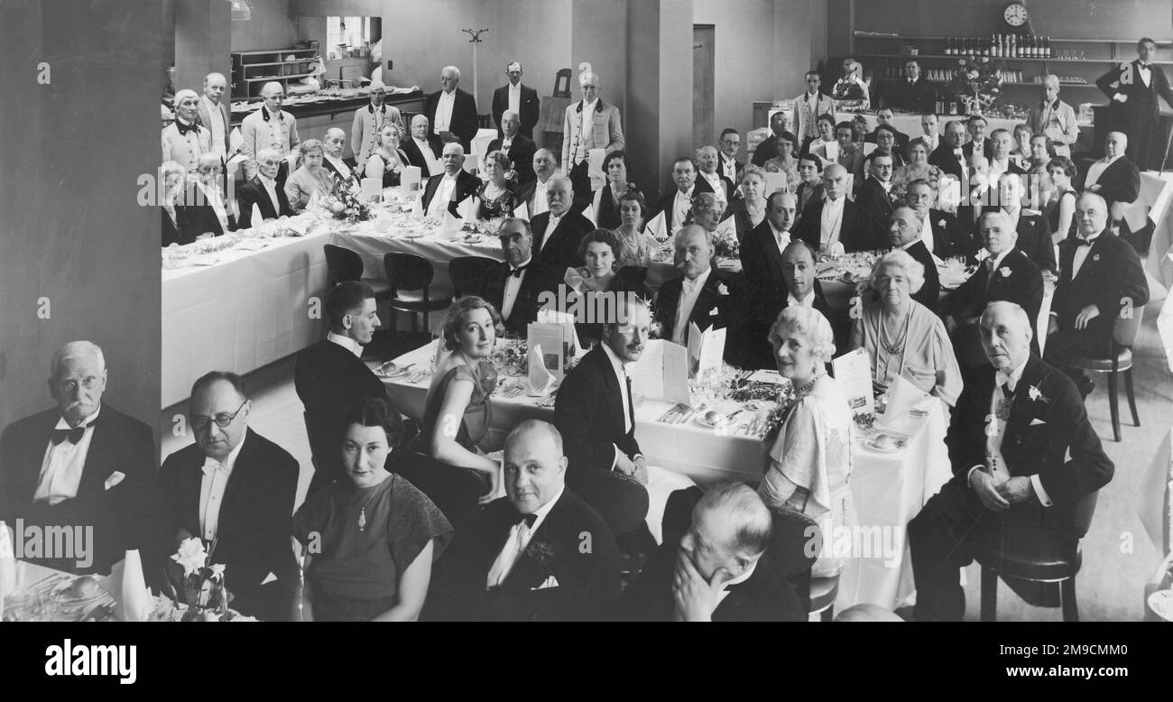 Une superbe photo d'un grand dîner régimentaire avec service d'argent complet. Les clients sont des membres de haut rang de l'Armée de terre et du Service extérieur. Banque D'Images