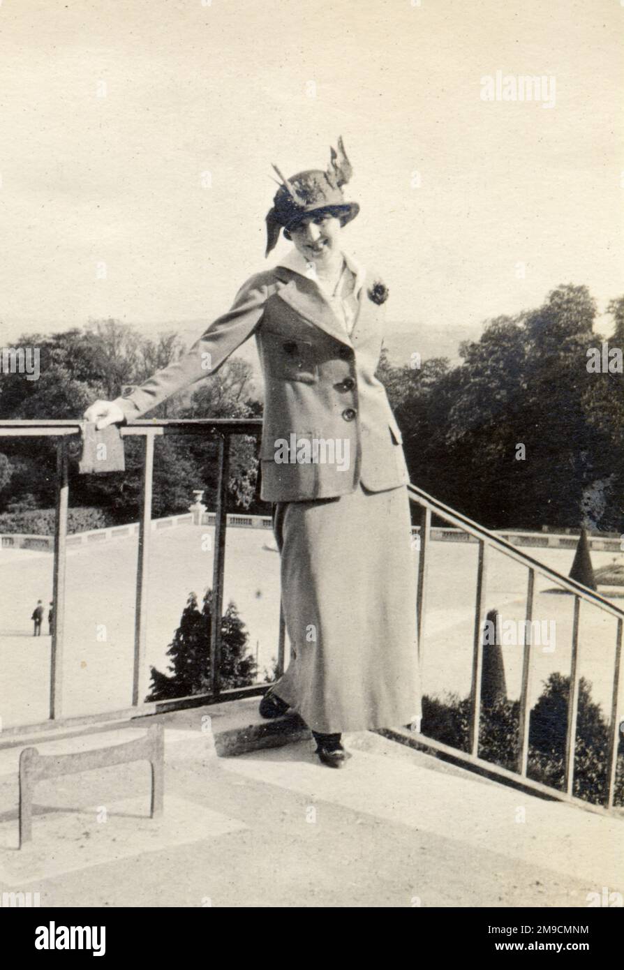 Une femme élégante dans un escalier à Paris, France Banque D'Images