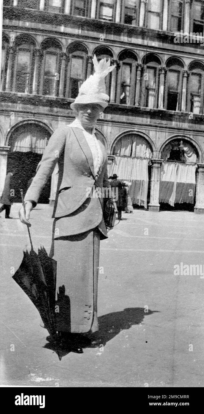 Une élégante femme édouardienne avec un chapeau extraordinaire sur la place Saint-Marc, à Venise Banque D'Images